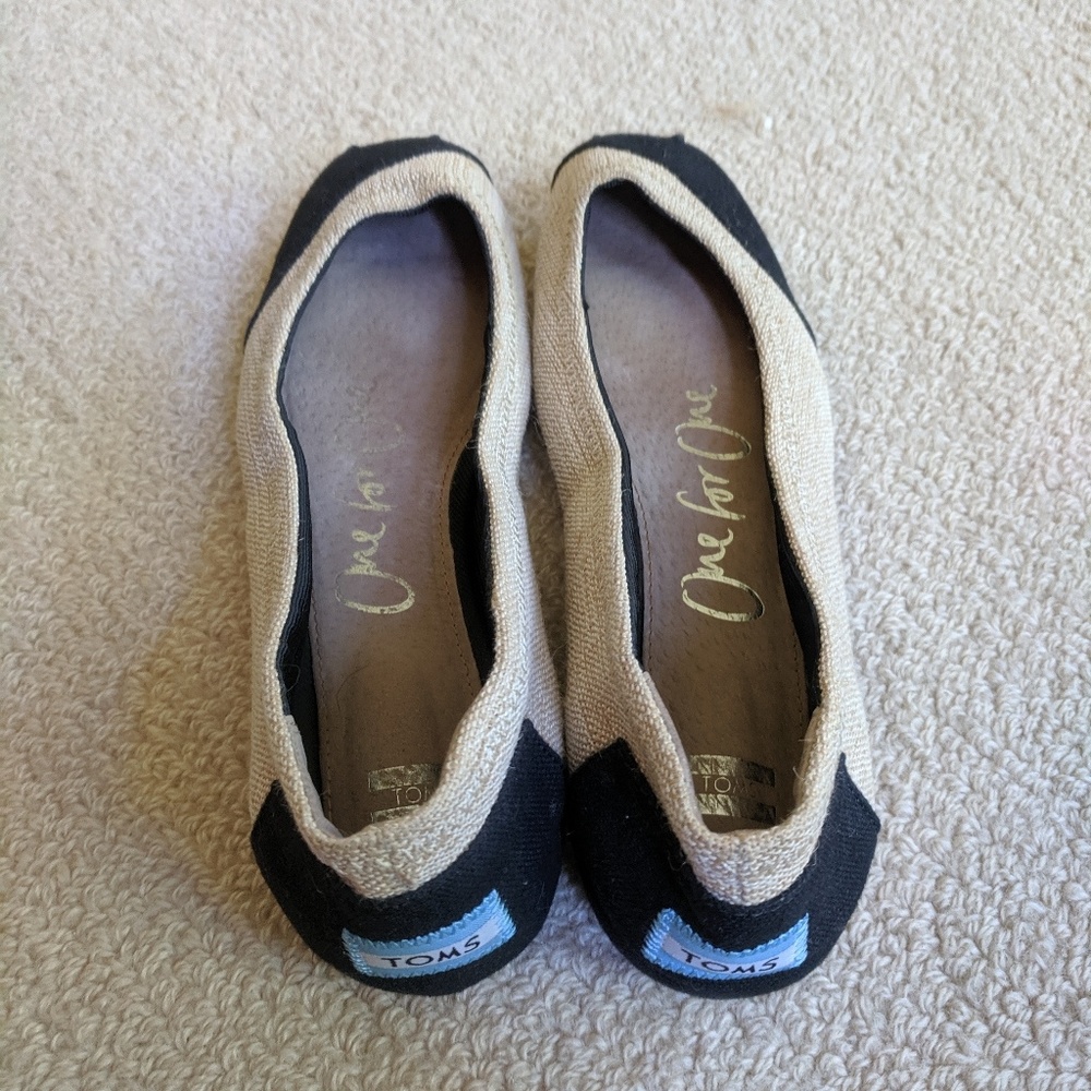 Tom's Black and Tan Flats - 6.5 - Picture 4 of 4
